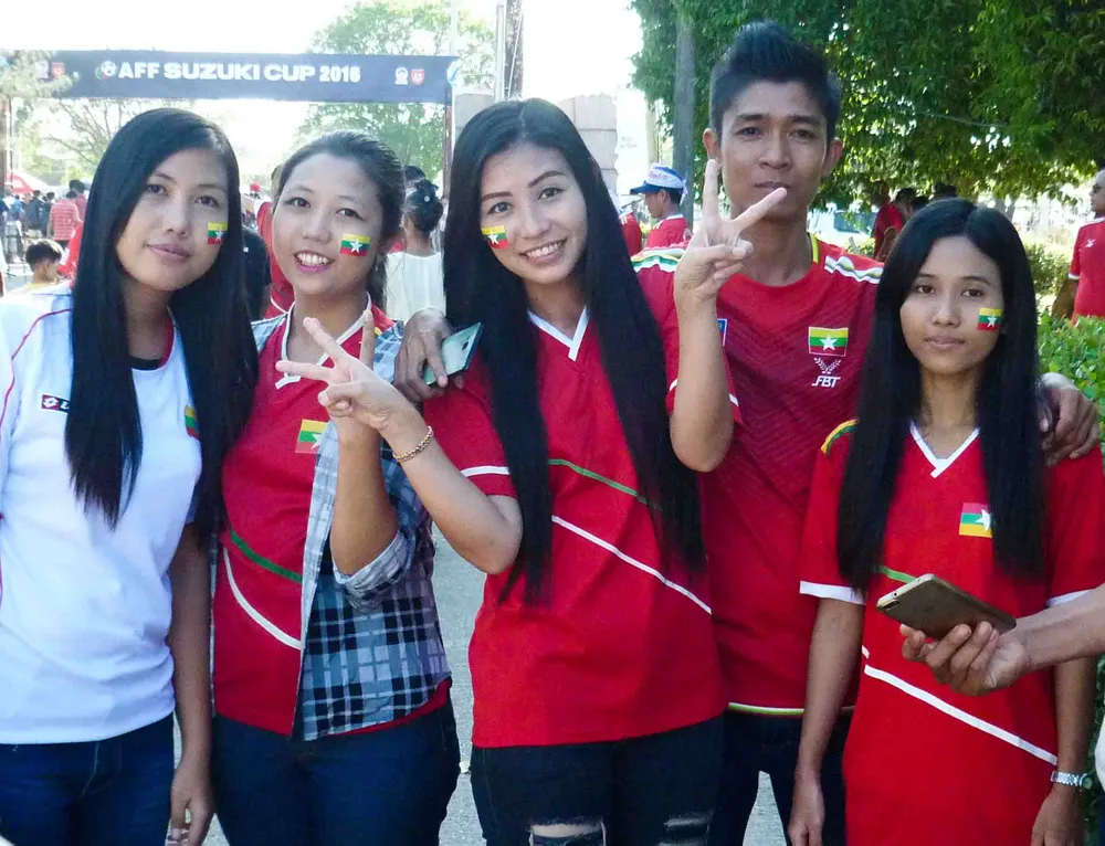 Hàng ngàn cổ động viên ùn ùn kéo về sân Thuwanna ảnh 6 Hàng ngàn cổ động viên ùn ùn kéo về sân Thuwanna ảnh 6